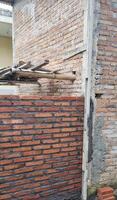 portrait de le processus de bâtiment une mur avec briques cette Regardez inachevé photo