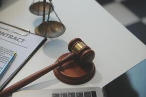 américain femme avocat ou femme d'affaires africain travail avec ordinateur portable, recherche, en cours d'analyse données, en train de lire Contrat les documents travail avec loi livres marteau de Justice consultant avocat concept. photo