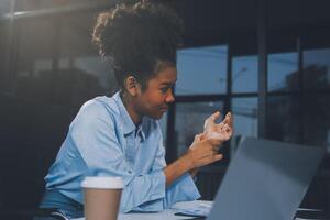 asiatique femme travail difficile dans le Bureau ayant douleurs et des douleurs dans sa torse et taille photo