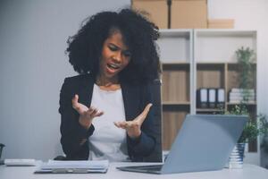 surmené femme d'affaires stress de travail ou dérangé après finition réunion. émotif pression, stress à travail concept photo