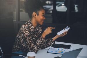 femme d'affaires en utilisant calculatrices pour faire math la finance sur en bois bureaux dans Bureau et affaires travail arrière-plan, impôt, comptabilité, statistiques, et analytique recherche concept photo