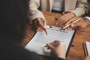 bonne coopération de service, consultation d'une femme d'affaires et d'un avocat ou d'un juge conseiller ayant une réunion d'équipe avec le client, le droit et le concept de services juridiques. photo