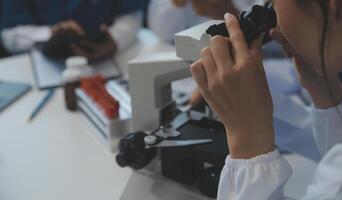 équipe de médical Personnel ayant Matin réunion dans salle de réunion. médecins et infirmières à la recherche à numérique tablette. photo