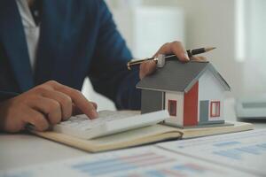 les hommes d'affaires en portant des stylos, signature Accueil titres avec assurance, se soucier à propos réel biens prestations de service et le idée de réel biens agents offre l'intérêt dans acomptes à leur clients. photo