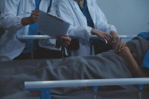 médecin et patient discutant de quelque chose assis à la table. concept de médecine et de soins de santé. médecin et malade photo