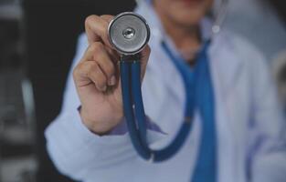 fermer de femelle médecin en utilisant stéthoscope , concentrer sur stéthoscope photo