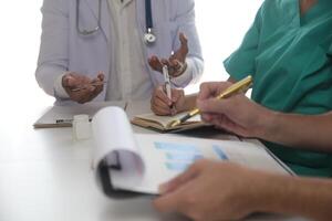 médical équipe réunion autour table dans moderne hôpital photo