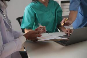 médical équipe réunion autour table dans moderne hôpital photo