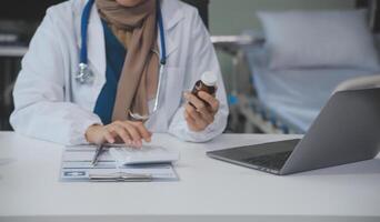 tondu vue de médecin dans blanc manteau en portant bouteille médicament, prescrire pilules à malade patient via en ligne consultation. famille thérapeute recommander qualité médicaments. soins de santé, traitement concept photo