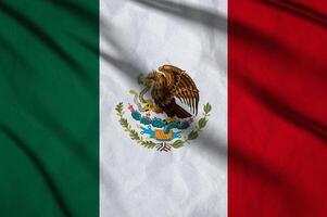 proche en haut agitant drapeau de Mexique. photo