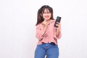 entreprise, la finance et travail amélioration projet asiatique homme d'affaire réussi de bonne humeur femme élégant professionnel en portant mobile téléphone souriant expression signe l'amour à la recherche à caméra photo