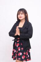 magnifique asiatique indonésien fille dans une décontractée professionnel Bureau jupe, joyeux, courbé droite main, accueillant sur une blanc Contexte pour promotion, publicité, bannière photo