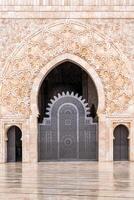 Casablanca, Maroc -mars 25, 2024-le génial portails de le hassan ii mosquée dans casablanca pendant une pluvieux journée photo