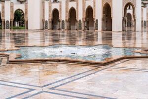 Casablanca, Maroc -mars 25, Vue 2024 de le célèbre hassan seconde mosquée pendant une pluvieux journée photo