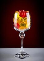 verre gobelet plein de magnifique multicolore des sucreries. multicolore des sucreries dans une verre gobelet. photo