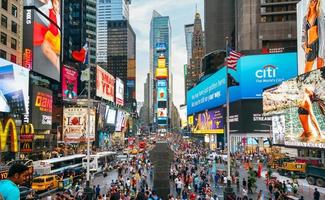 New York City, États-Unis - 21 juin 2016. Personnes et célèbres panneaux publicitaires LED à Times Square, symbole emblématique de la ville de New York photo