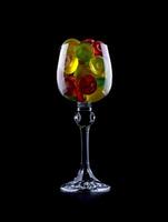 verre gobelet plein de magnifique multicolore des sucreries. multicolore des sucreries dans une verre gobelet. photo