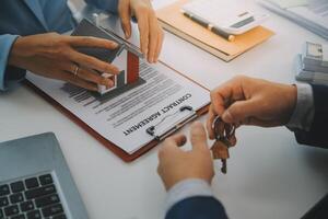 L'agent immobilier a parlé des termes du contrat d'achat de maison et a demandé au client de signer les documents pour conclure le contrat légalement, les ventes de maisons et le concept d'assurance habitation. photo