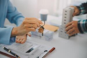 L'agent immobilier a parlé des termes du contrat d'achat de maison et a demandé au client de signer les documents pour conclure le contrat légalement, les ventes de maisons et le concept d'assurance habitation. photo