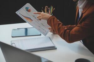 femme séance à bureau et travail à ordinateur mains proche en haut photo