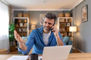 frustré affaires homme ayant une téléphone appel à le sien Bureau bureau. mature affaires homme est avoir stressé en essayant à résoudre un problème sur le téléphone. homme ayant défis dans le lieu de travail. photo