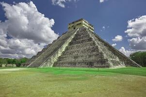 vue des trois quarts de la pyramide de chichen itza photo