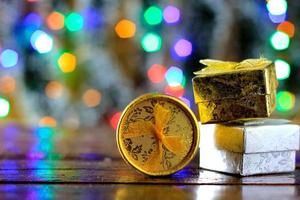 coffrets cadeaux sur table en bois, décoration de noël, lumières floues photo