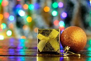 coffrets cadeaux sur table en bois, décoration de noël, lumières floues photo