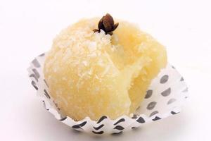 baiser de noix de coco - beijinho de coco - cuisine brésilienne sucrée typique isolé sur fond blanc photo