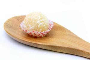 baiser de noix de coco - beijinho de coco - cuisine brésilienne sucrée typique isolé sur fond blanc photo