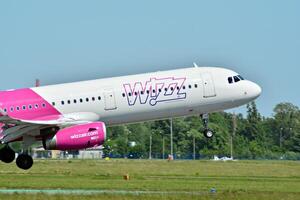 Varsovie Pologne. mai 28, 2018. une passager avion prend de de le piste de chopin aéroport dans varsovie. photo