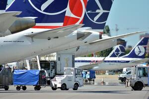 Varsovie Pologne. juin 8, 2018. chopin aéroport dans varsovie. avion à le aéroport après atterrissage. photo