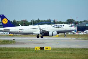 Varsovie Pologne. juin 8, 2018. le avion juste avant atterrissage à chopin aéroport. photo