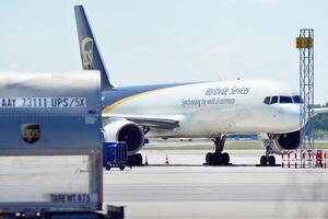 Varsovie Pologne. juin 8, 2018. chopin aéroport dans varsovie. avion à le aéroport après atterrissage. photo