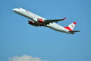 Varsovie Pologne. mai 28, 2018. une passager avion prend de de le piste de chopin aéroport dans varsovie. photo