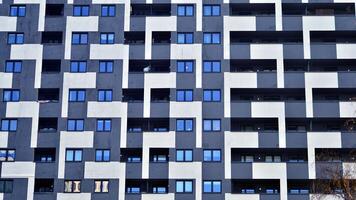 Résidentiel zone avec moderne appartement bâtiment. façade de une moderne appartement bâtiment. photo