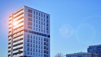 Résidentiel zone avec moderne appartement bâtiment. façade de une moderne appartement bâtiment. photo