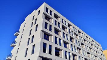 Résidentiel zone avec moderne appartement bâtiment. façade de une moderne appartement bâtiment. photo