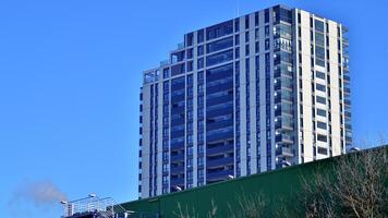 Résidentiel zone avec moderne appartement bâtiment. façade de une moderne appartement bâtiment. photo