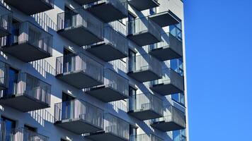 Résidentiel zone avec moderne appartement bâtiment. façade de une moderne appartement bâtiment. photo