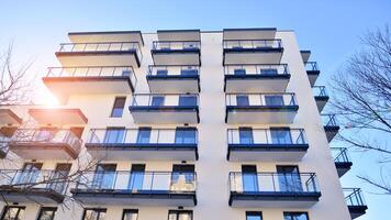 Résidentiel zone avec moderne appartement bâtiment. multi étage moderne, Nouveau et élégant vivant bloquer de appartements. photo