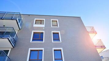 moderne appartement bâtiment dans ensoleillé journée. extérieur, Résidentiel maison façade. Résidentiel zone avec moderne, Nouveau et élégant vivant bloquer de appartements. photo