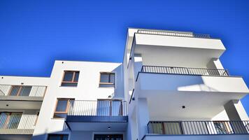 moderne appartement bâtiment dans ensoleillé journée. extérieur, Résidentiel maison façade. Résidentiel zone avec moderne, Nouveau et élégant vivant bloquer de appartements. photo