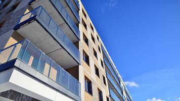 moderne appartement bâtiment dans ensoleillé journée. extérieur, Résidentiel maison façade. Résidentiel zone avec moderne, Nouveau et élégant vivant bloquer de appartements. photo