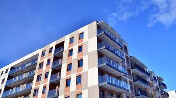 moderne appartement bâtiment dans ensoleillé journée. extérieur, Résidentiel maison façade. Résidentiel zone avec moderne, Nouveau et élégant vivant bloquer de appartements. photo