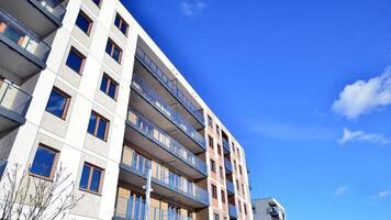 moderne appartement bâtiment dans ensoleillé journée. extérieur, Résidentiel maison façade. Résidentiel zone avec moderne, Nouveau et élégant vivant bloquer de appartements. photo