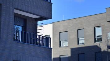 moderne appartement bâtiment dans ensoleillé journée. extérieur, Résidentiel maison façade. Résidentiel zone avec moderne, Nouveau et élégant vivant bloquer de appartements. photo