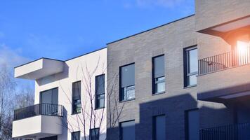 moderne appartement bâtiment dans ensoleillé journée. extérieur, Résidentiel maison façade. Résidentiel zone avec moderne, Nouveau et élégant vivant bloquer de appartements. photo