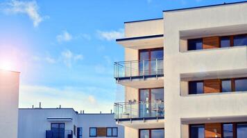 moderne appartement bâtiment dans ensoleillé journée. extérieur, Résidentiel maison façade. Résidentiel zone avec moderne, Nouveau et élégant vivant bloquer de appartements. photo