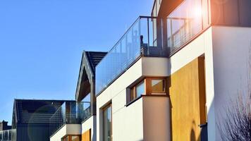 Nouveau Célibataire famille Maisons dans une Nouveau développement zone. Résidentiel maisons avec moderne façade. en terrasse famille maisons dans nouvellement développé logement domaine. le réel biens marché dans le banlieue. photo